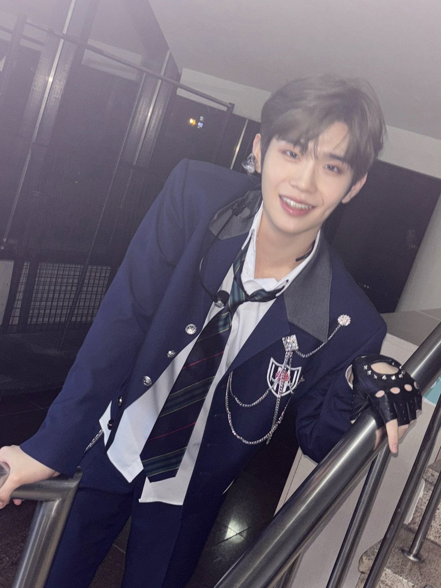 ZB1_official's tweet image. _💌

오늘 나의 상남자 같은 무대 어땠어~~
랩 처음으로 무대에 녹여서 
너무 긴장했다ㅋㅋㅋㅋ 
그래도 제로즈가 예쁘게 봐줬으면 
난 행복해!! 사랑한다❤️

#KIMTAERAE #김태래
#ZEROBASEONE #ZB1 #제로베이스원