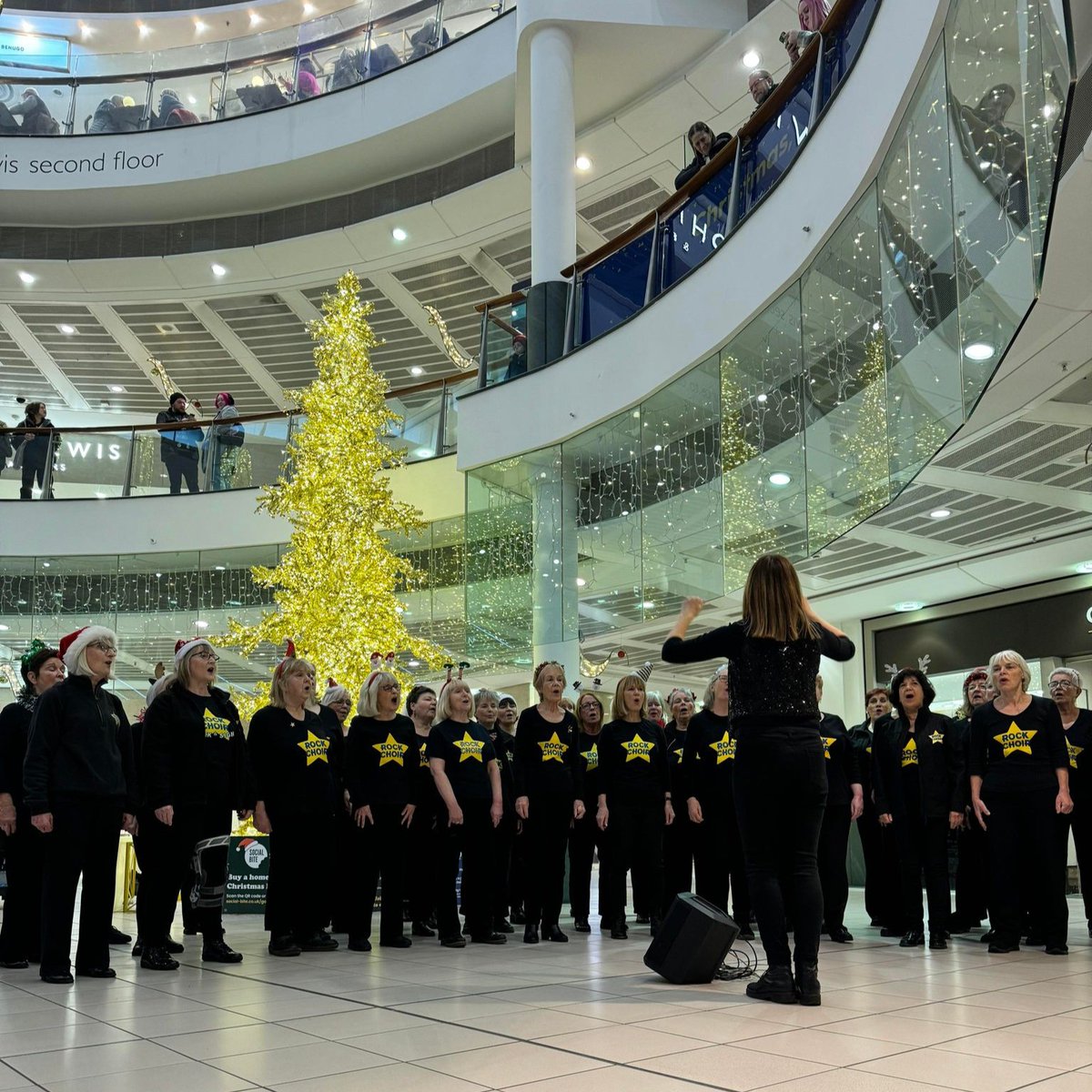 We had so much fun watching the Rock Choir perform last week! 😍 🎄 Come and pay us a visit and you may be lucky enough to catch a fantastically festive performance, as we have many choirs performing in the lead up to Christmas, with all donations going to @GCH_Charity! 🌟