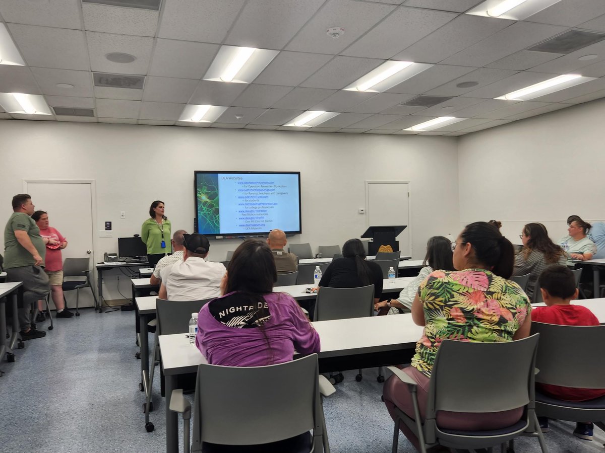 This fall, parents of South Florida’s Young Marines had the opportunity to sit down with #OpEngageSouthFL for a One Pill Can Kill presentation. Learning the dangers of fake pills can help keep families safe! To learn more, visit: dea.gov/onepill