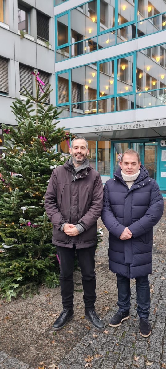 Licht ist ein verbindendes Element zwischen Religionen u. Kulturen. In diesem Sinne habe ich mit Kollegen @TimurHusein einen Weihnachtsbaum vor dem Rathaus Kreuzberg aufgestellt. Bisher haben Wirtschaftsunternehmen gespendet, dieses Jahr sind wir eingesprungen. @SPD_BVVXhain