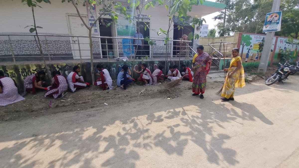 As part of #CleanToiletsCampaign School children and citizens of NMC have cleaned the public toilets to keep city clean and Green #SwachhBharat @MoHUA_India @RoopaMishra77 @SwachhBharatGov @cdmatelangana @SBMU_Telangana