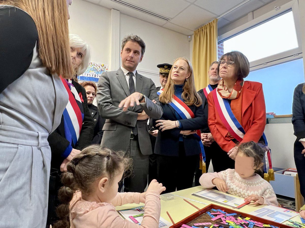 VSpillebout's tweet image. Au cœur de la Cité Éducative de #Denain #Nord, aux côtés de @GabrielAttal pour inaugurer la nouvelle école élémentaire. En #QPV, avec des classes dédoublées depuis 3 ans, la Maire @al_dufourtonini s’implique aux côtés de l’Education Nationale pour la justice sociale et l’égalité