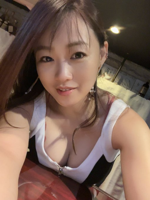 数ヶ月ぶりにオープンします✨️✨️  好評だった「スナックあゆみ」🥂  女性も男性もお気軽に「あゆみママ」に逢いにきてね︎💕︎︎  絶品と高評価いただいてるお食事メニューといつもはスタジオで受付やってくれてるNaoさんがマスターで絶品ハイボールなどお作りしながらまってますね✨️🎶&hellip;