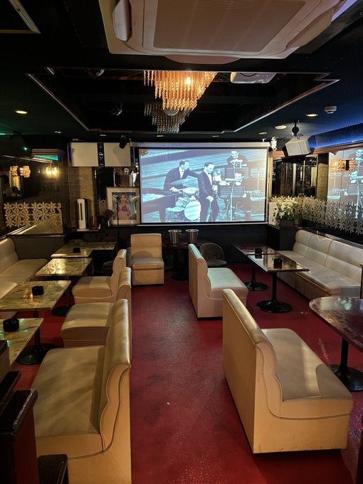 数ヶ月ぶりにオープンします✨️✨️  好評だった「スナックあゆみ」🥂  女性も男性もお気軽に「あゆみママ」に逢いにきてね︎💕︎︎  絶品と高評価いただいてるお食事メニューといつもはスタジオで受付やってくれてるNaoさんがマスターで絶品ハイボールなどお作りしながらまってますね✨️🎶&hellip;