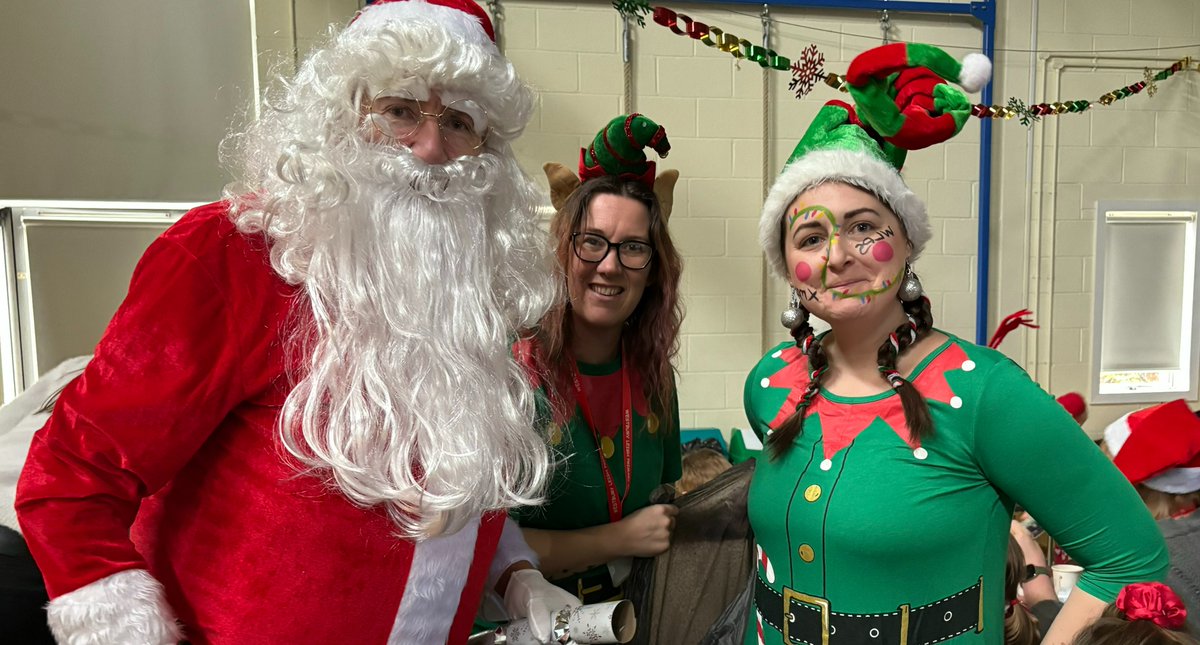 A fleeting visit from Father Christmas and his elf helpers at the #wlpswestbury whole school Christmas dinner.
#HoHoHo 
#wearewlpswestbury
@PalladianTrust @whitehorsenews @RChoiceWilts