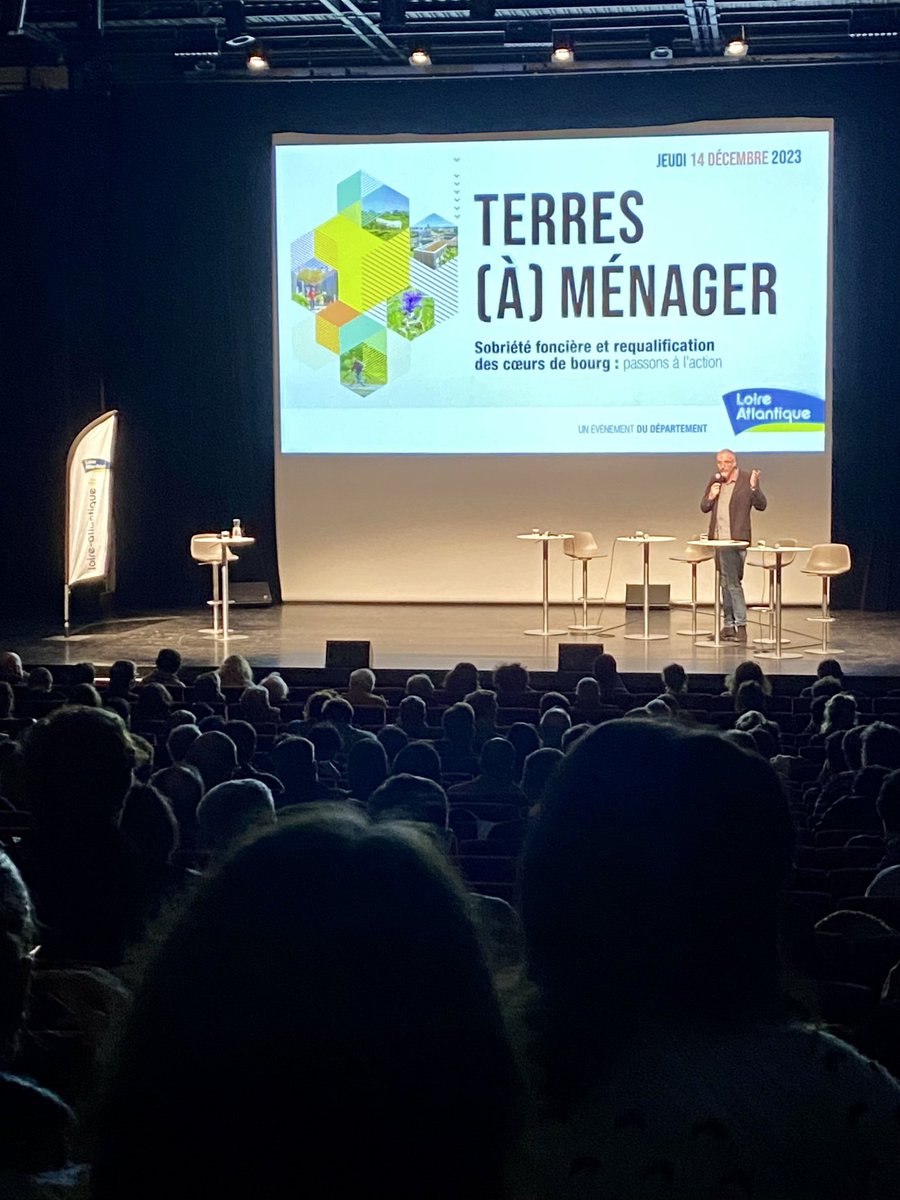 Sobriété foncière et requalification des cœurs de bourg, thème du colloque organisé hier par le Département #LoireAtlantique. 🙏 Merci aux + de 300 acteurs et actrices présents pour contribuer à la réflexion. Il y a urgence à relever ce défi pour préserver nos sols vivants ! #ZAN