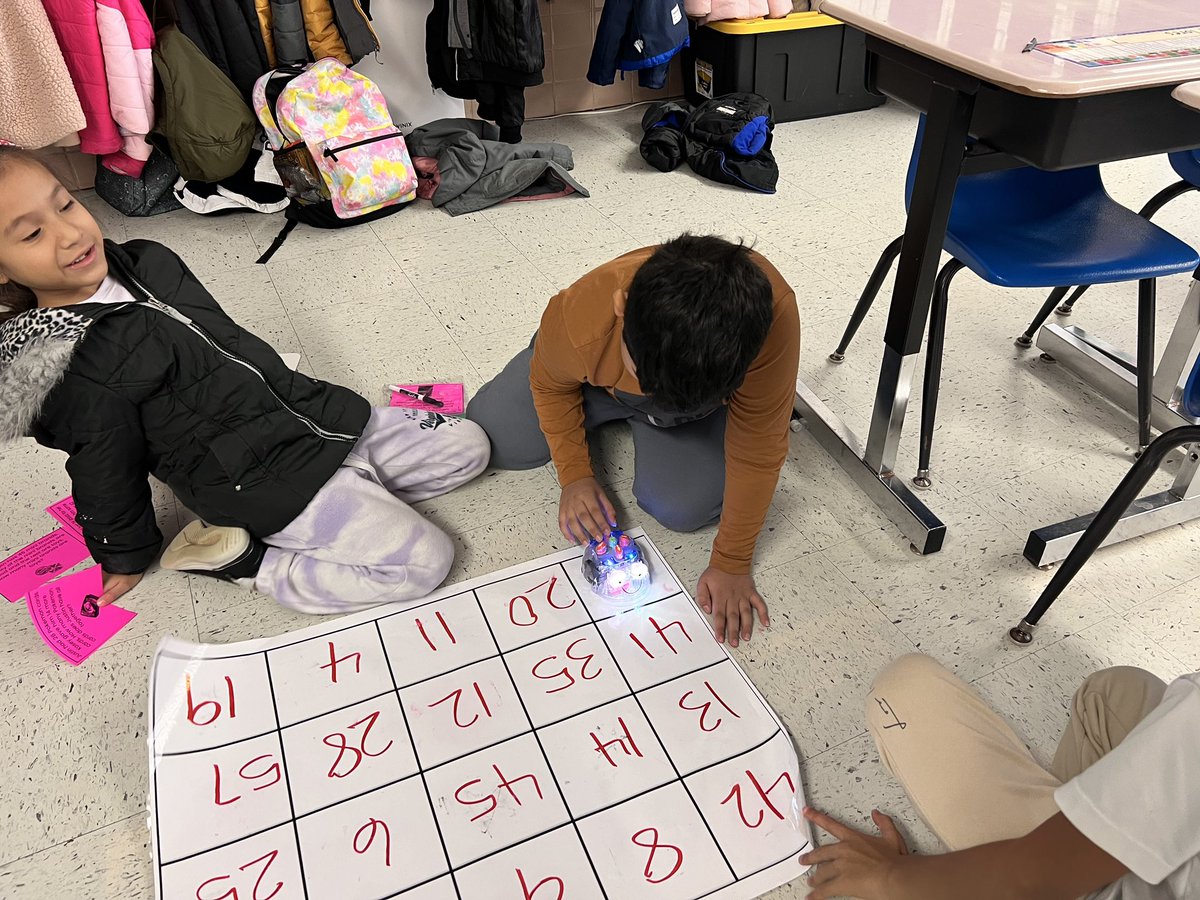 mrschelsiegrant's tweet image. I had a blast coding and mathing with Mrs. Arentz’s class today! Way to go @SullyES_LCPS Hornets! 🧮 🤖 @TerrapinBots