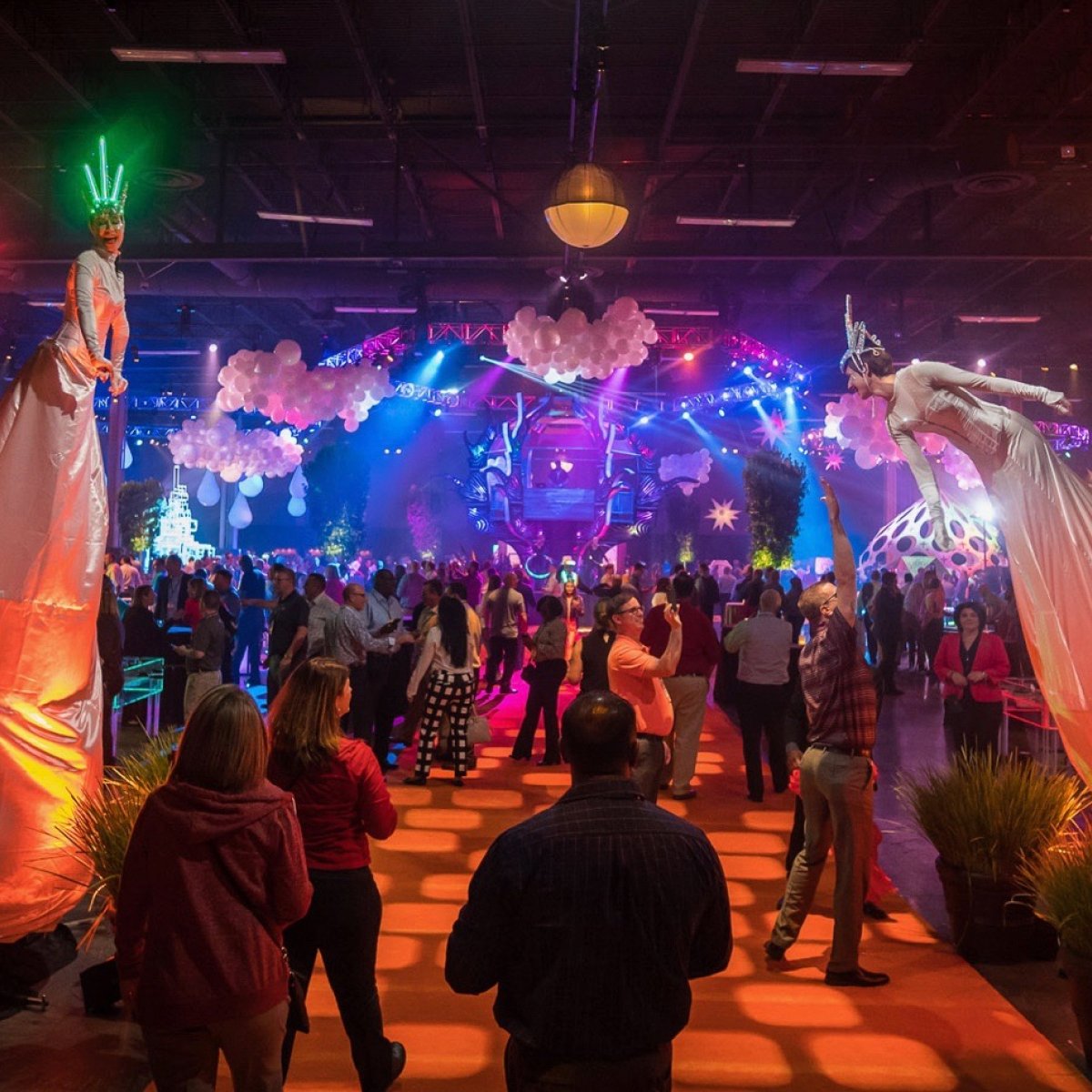 Evening events can be a fantastic way to kick off a multi-day conference. Before you start planning, make sure you’re asking these three key questions to ensure the ultimate soiree! bit.ly/41pkgQ7

#hartmannstudios #event #eventmarketing #eventproduction #summit