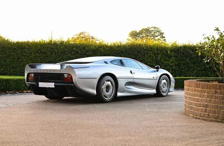 Jaguar XJ220 🏴󠁧󠁢󠁥󠁮󠁧󠁿

#jaguar #jaguarxj220 #biturbov6 #v6 #speed #instadaily #exoticcars #LuxuryCars #hypercars #SuperCar #supercars  #sportcars #Cars #Superauto #supercarro #deportivo #autos #autosdelujo #autosdeportivos #carros #carrosdelujo #carrosdeportivos #design