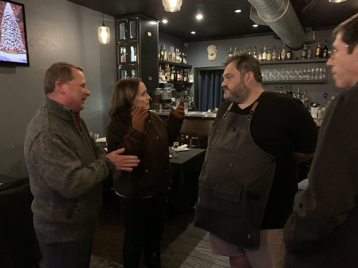 CommerceRI's tweet photo. ⚠️Bridge Update: With westbound lanes open, we ask Rhode Islanders to keep reservations & #ShopLocalRI.
Last night we joined @PVDMayor @GovDanMcKee at Venda Ravioli, Bacco, Cassarino’s & Circe to hear from impacted business owners.
Next stop: East Providence https://t.co/gWyUz0q06G