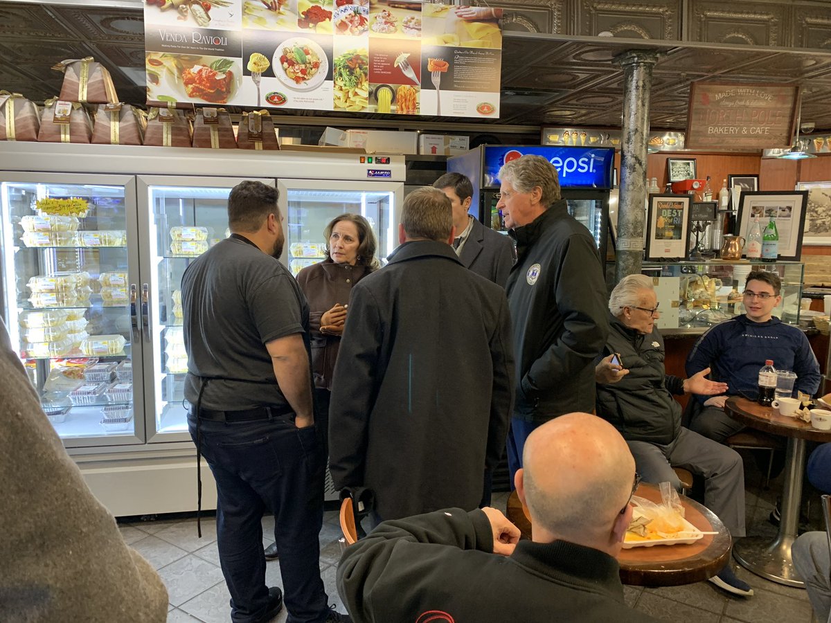 CommerceRI's tweet photo. ⚠️Bridge Update: With westbound lanes open, we ask Rhode Islanders to keep reservations & #ShopLocalRI.
Last night we joined @PVDMayor @GovDanMcKee at Venda Ravioli, Bacco, Cassarino’s & Circe to hear from impacted business owners.
Next stop: East Providence https://t.co/gWyUz0q06G