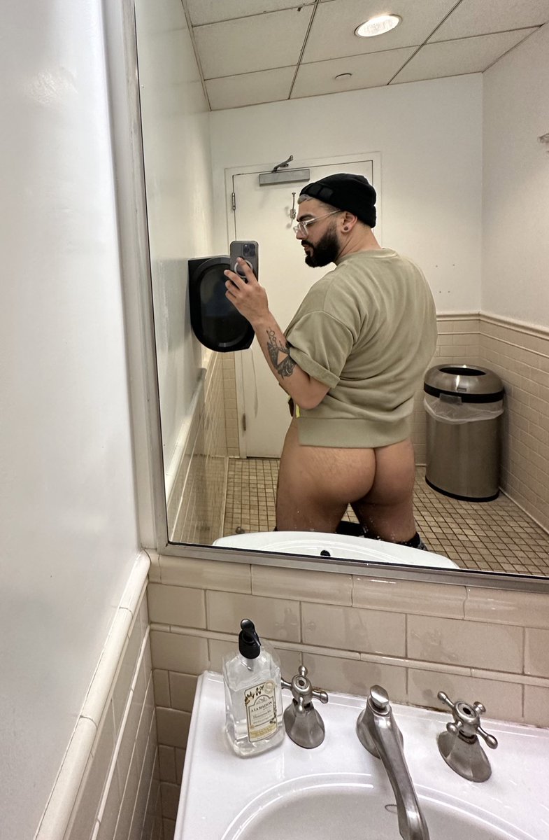 I just want someone to love me and my jiggly booty 🩶