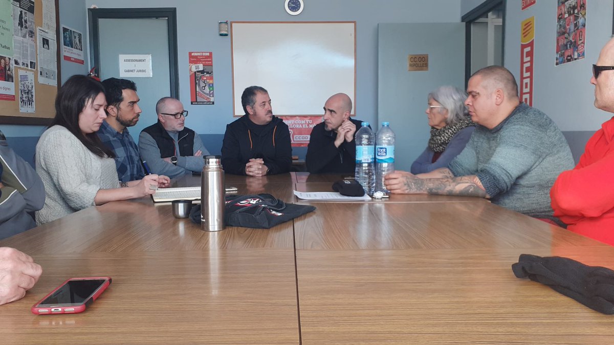 Avui <a href="/danivilaseca/">Dani Vilaseca</a>, <a href="/MerlaMirlo/">Marian</a> i <a href="/laurevega/">Laure Vega</a> s'han reunit amb el comitè d'empresa de #Comforsa, siderúrgica propietat de la Generalitat, per conèixer de prop el conflicte laboral. Cal que la Generalitat doni resposta als treballadors, que no han d'estar pagant la situació.