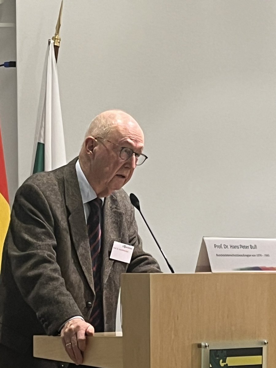 Bull: Der Gesetzgeber muss durch das Erfordernis allumfassender Regelungen überfordert sein. Es würde ausreichen, die wirklich riskanten Datenverarbeitungen zu regulieren.