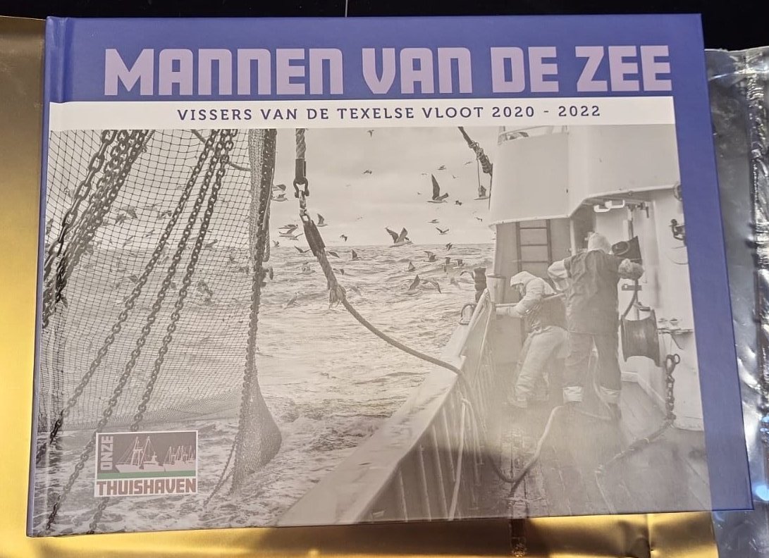 Mooi boekje gekregen van de dames van <a href="/hvstexel/">HavenVIStijn Texel</a> <a href="/TXL94/">TXL</a>.
Echte aanrader als je boeken over de visserijverzameld.
Ook een aanrader als je van cultuurhistorische boeken houdt.
Helaas is 75% van dit boek geen visserman meer!
Wat kan het snel gaan.