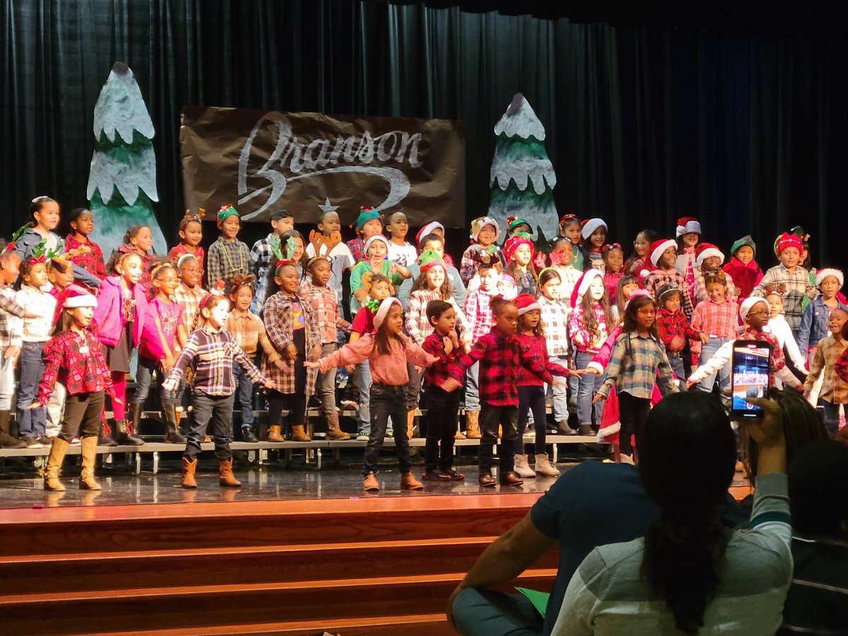 Our Hummingbirds did an awesome job at our Santa’s Holiday Concert last night! So nice that Santa joined us today for our Sing Along 🎶🎅🏿🎄1of2 #SantasHolidayConcert #HummingbirdHolidays @kimtoneyhmq