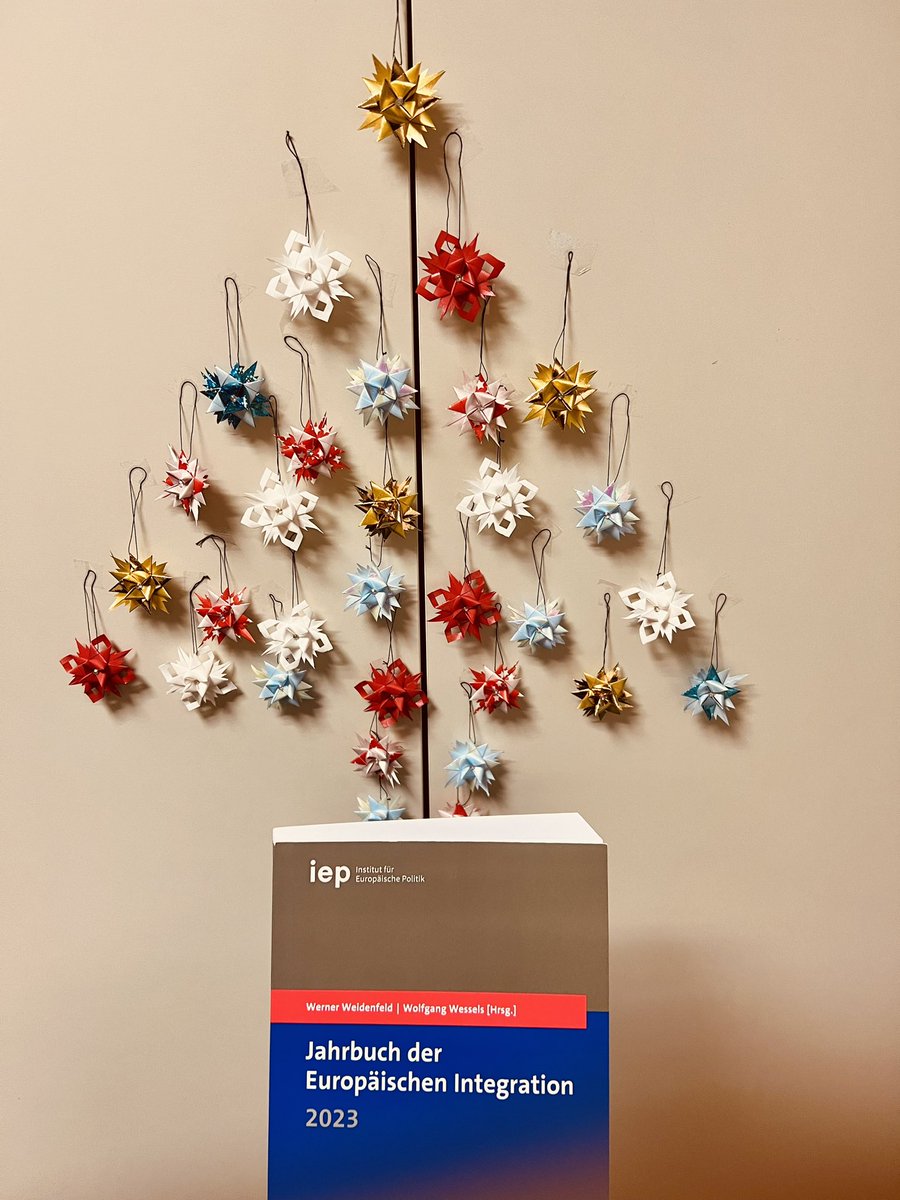 Auch in diesem Jahr hat es unser Jahrbuch der Europäischen Integration wieder unter den Weihnachtsbaum geschafft. Mein herzlicher Dank an alle Autor:innen, die Herausgeber, @NomosVerlag und dem @IEP_Berlin Redaktionsteam