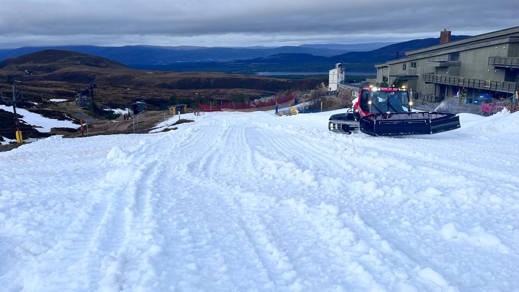 ⏰The countdown to Christmas is on but right now we’re focused on our own countdown…it’s now 1 week today until the snowsports season opens! We’ll begin with opening the beginners area next Friday 22nd December -a big thanks to our snow factory providing a helping hand.