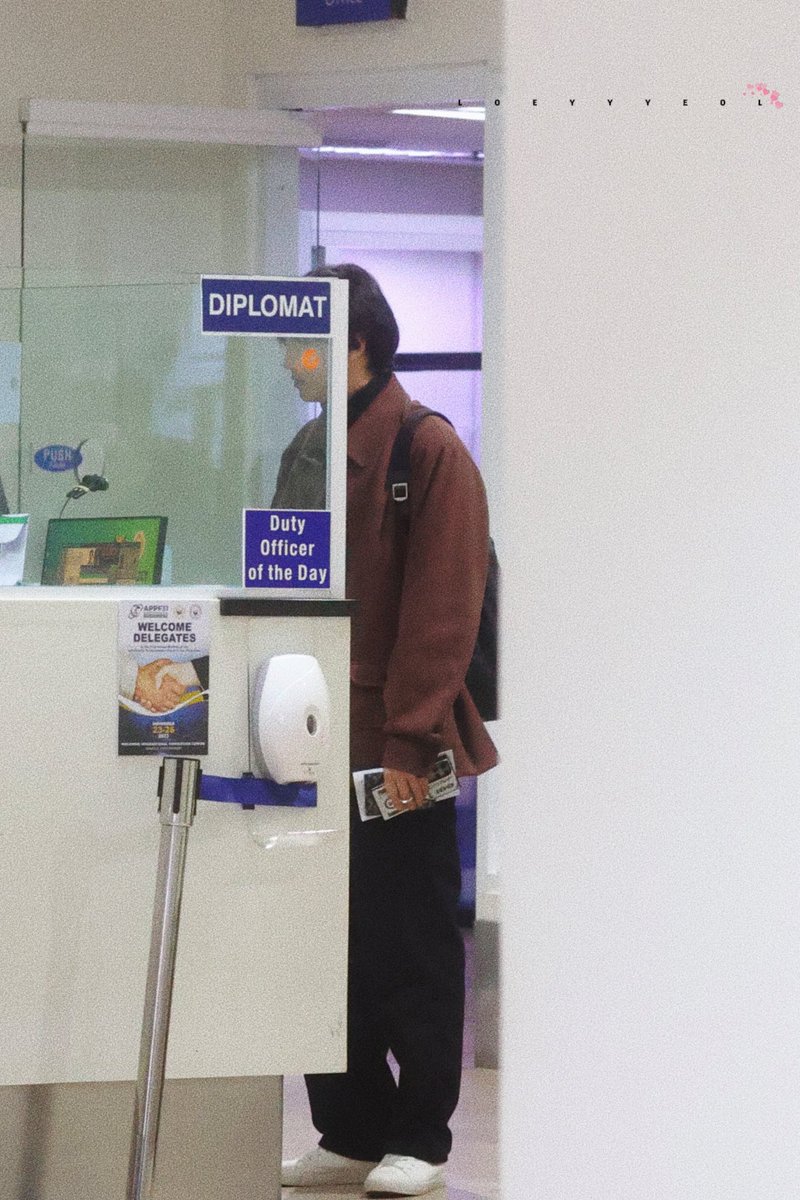 saiyeols's tweet photo. Chanyeol to PH Immigration: HELLO PO I'M BAC—Ay iba po naka-duty? https://t.co/B9p8AgGr2t