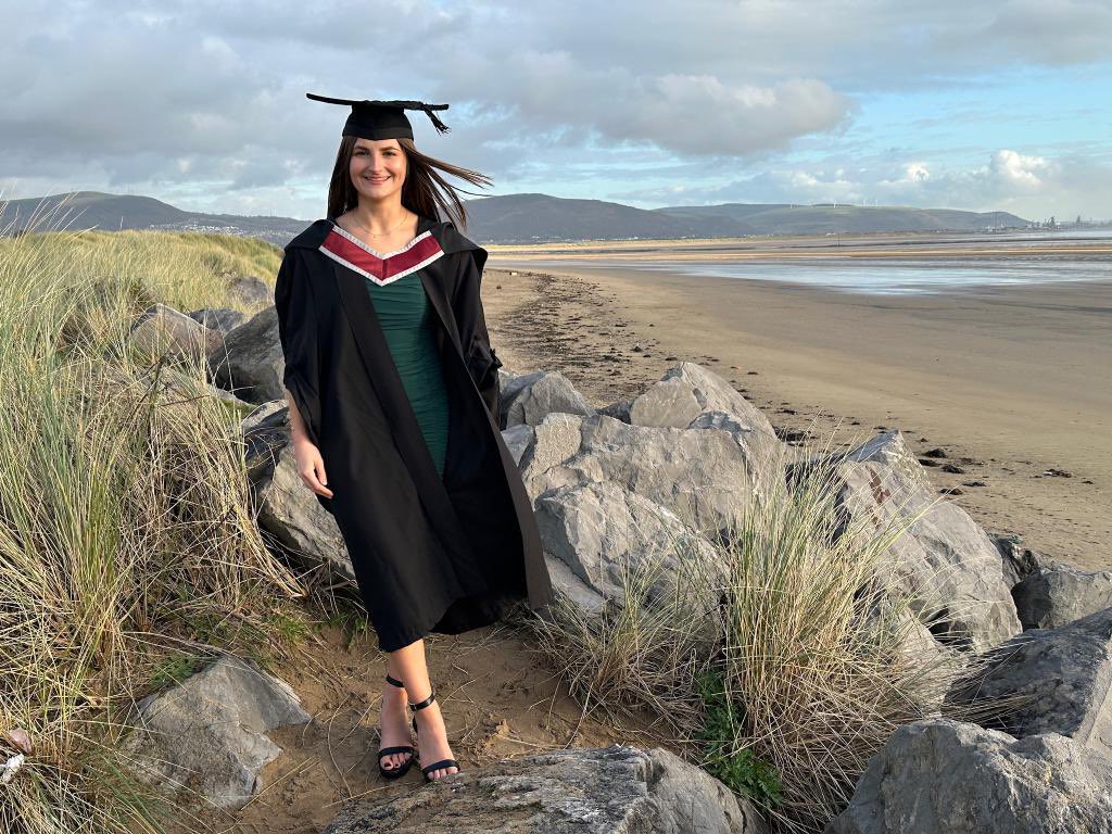 RuthLeeds's tweet image. Congratulations @sophieleeds123 , you did it! We’re all so very proud of you 👩🏻‍🎓 #paediatricnurse @SwanseaUni