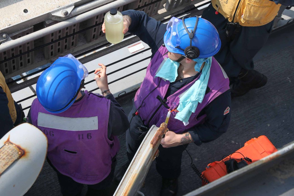 Fuel samples good to go! 👍⚓️⛽️

Sailors assigned to USS Thomas Hudner #DDG116 inspect a fuel sample during a replenishment-at-sea with USNS Amelia Earhart #T-AKE 6.

📸: MC2 Jordan Klineizquierdo