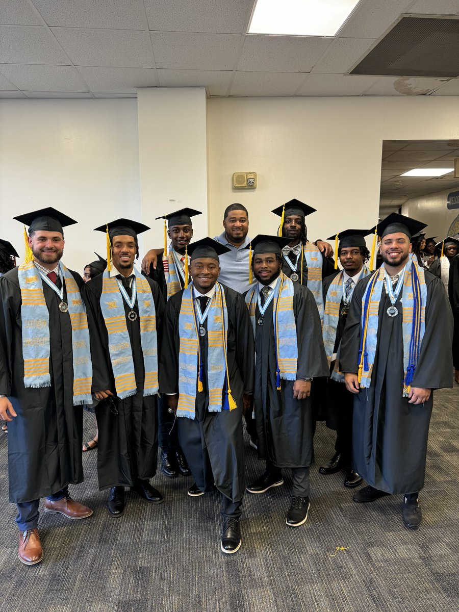 southernubsb's tweet image. Congratulations on graduating today! 🐆⚾️

#JaguarPride | #ProwlOn
