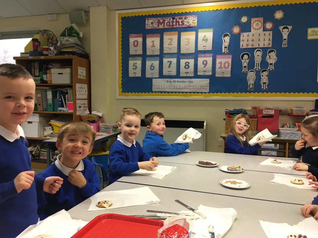 P1 had loads of fun making melted snowman biscuits! ⛄️🎄