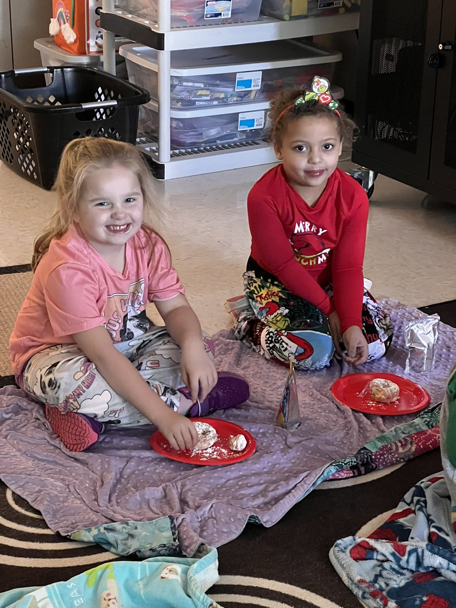 Last day before winter break! Polar Express 🚂🔔🎄and donuts 🍩! <a href="/Poca_ES/">Tom Sulzer</a>