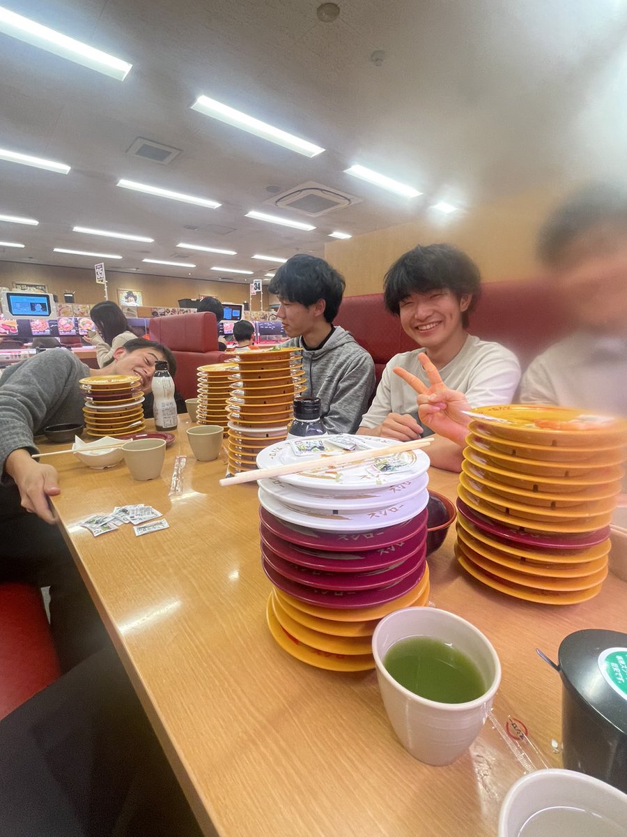 定例総会で1年の振り返りをしました‼️
定例総会の後はみんなでお決まりのスシローへ