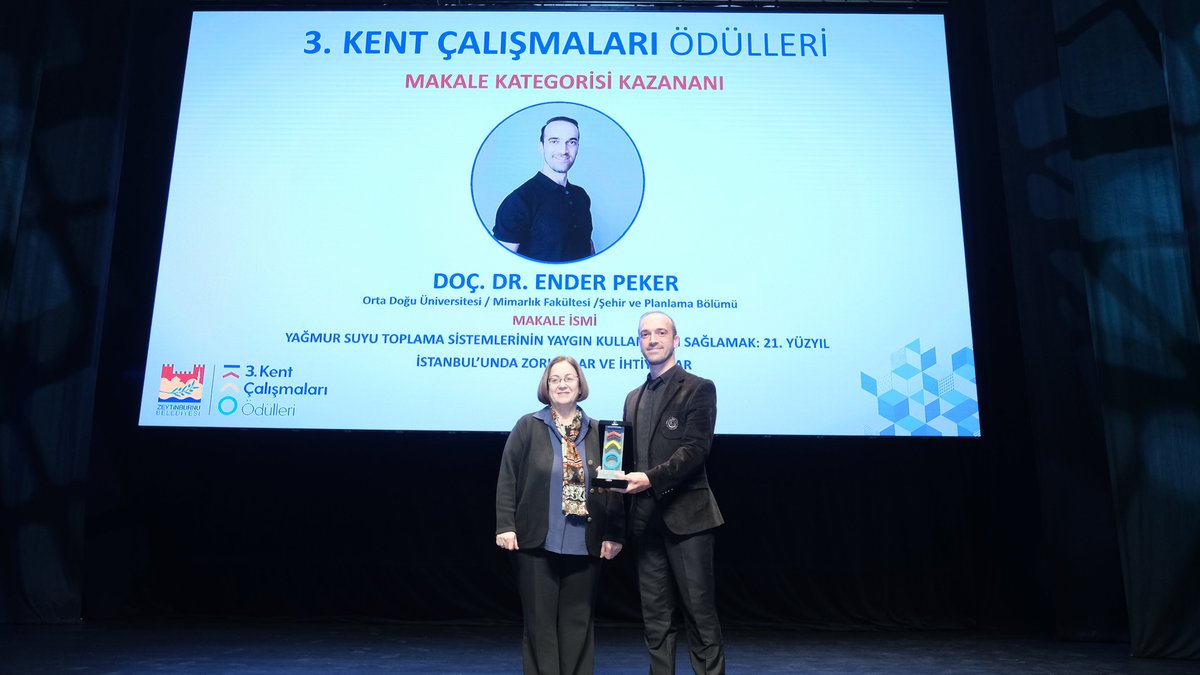 2023 Kent Çalışmaları Ödülleri Makale kategorisi kazananı Doç. Dr. Ender Peker’e ödülü takdim edildi.