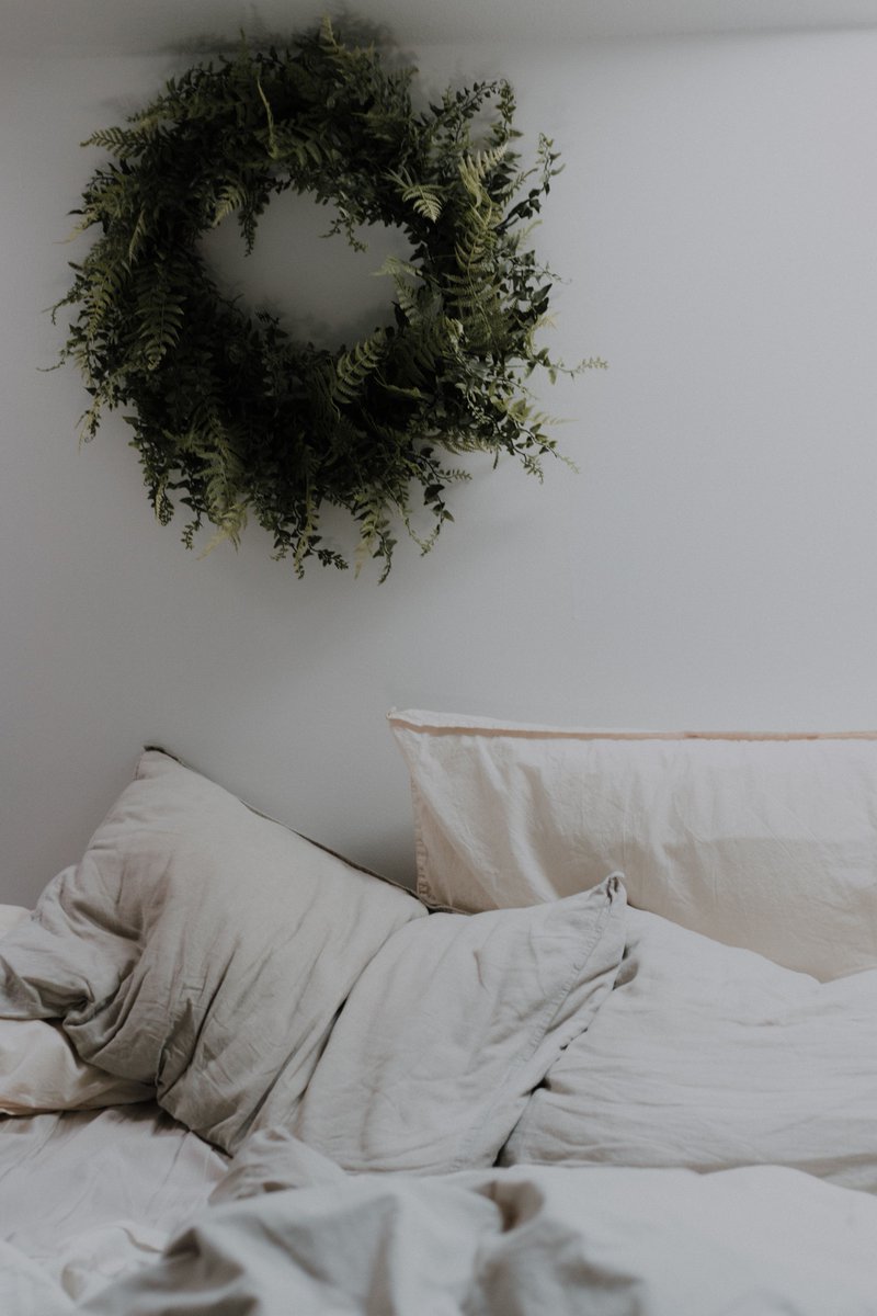 Hello there! Do you enjoy changing the décor of your bedroom with each passing season? We do! #holidaycheer #winterdecor #bedroominspo #bedroomdecor #wintervibes