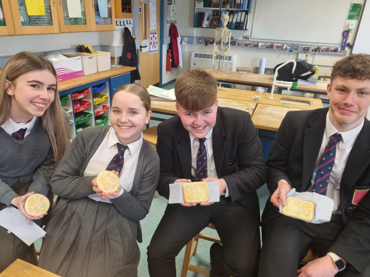 bhs_biodept's tweet image. What a great end to the week with Yr 13 doing some edible revision of the ultrastructure of cells