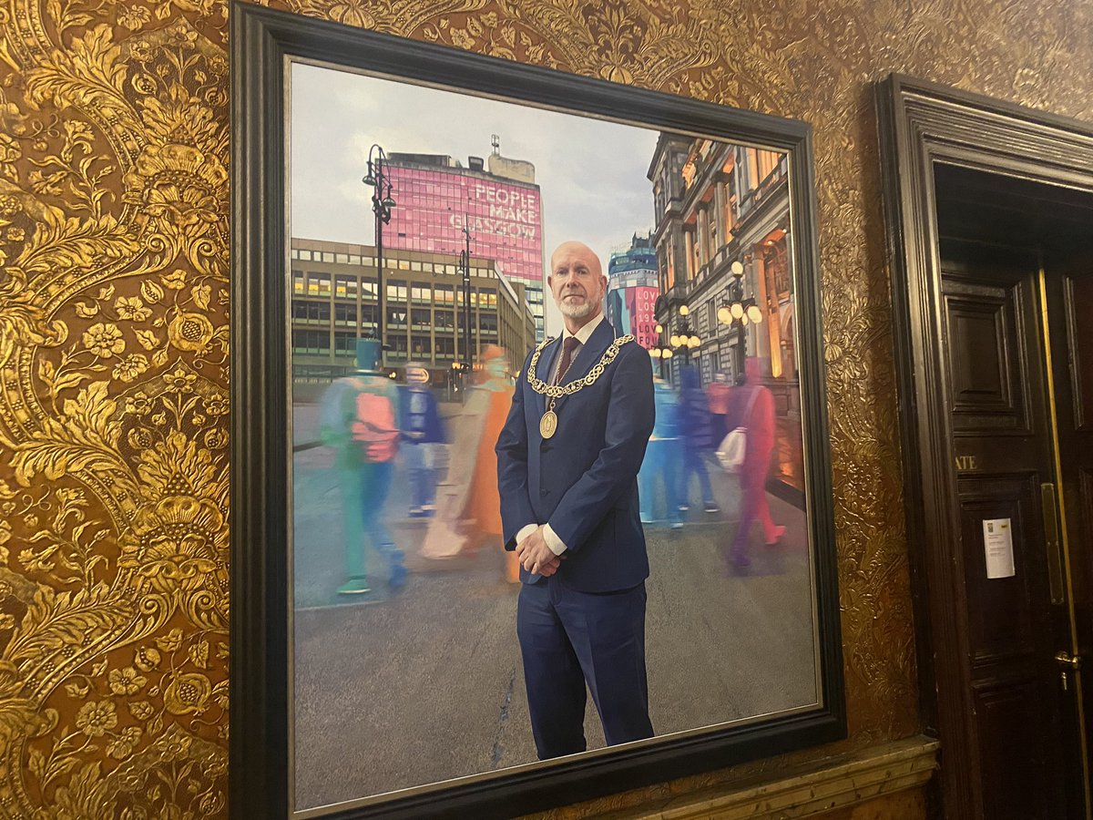 Last council duty of 2023 attending the unveiling of @PhilipBraat’s Lord Provost portrait. The striking painting by Calum Stevenson really sums up the unique time in which Phil served our city so well as first citizen.