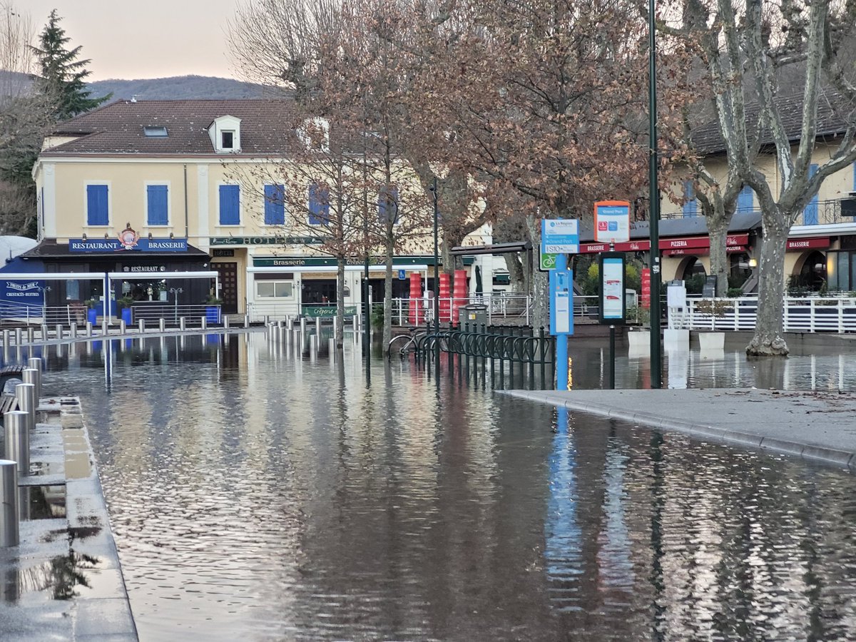 MathisBcqt's tweet photo. Le lac du Bourget est toujours en #crue et à son plus haut niveau depuis 1990. Certains secteurs sont inondés, comme ici près des ports d'Aix-les-Bains. #inondations #pluie #savoie #lacdubourget #aixlesbains https://t.co/VDr7PRyWpe