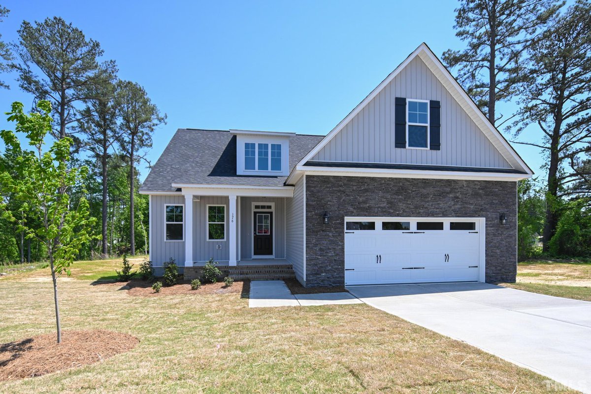 jsjbuilders's tweet image. Discover the Lafayette plan in Angier's Langdon Ridge! The first-floor owner's suite offers a spa-like bath with quartz counters and a large walk-in closet. Explore more on our website! jsjbuildersnc.com/New-Home-For-S… #JSJBuilders #AngierNC #LangdonRidge