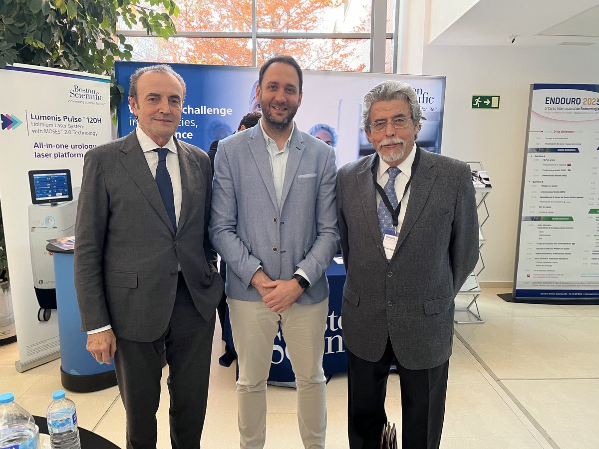 Picture with giants of endourology at #Endouro2023. cc ⁦Dr. <a href="/ValdiviaUria/">José Gabriel Valdivia Uría</a>⁩ and Dr. Amon
