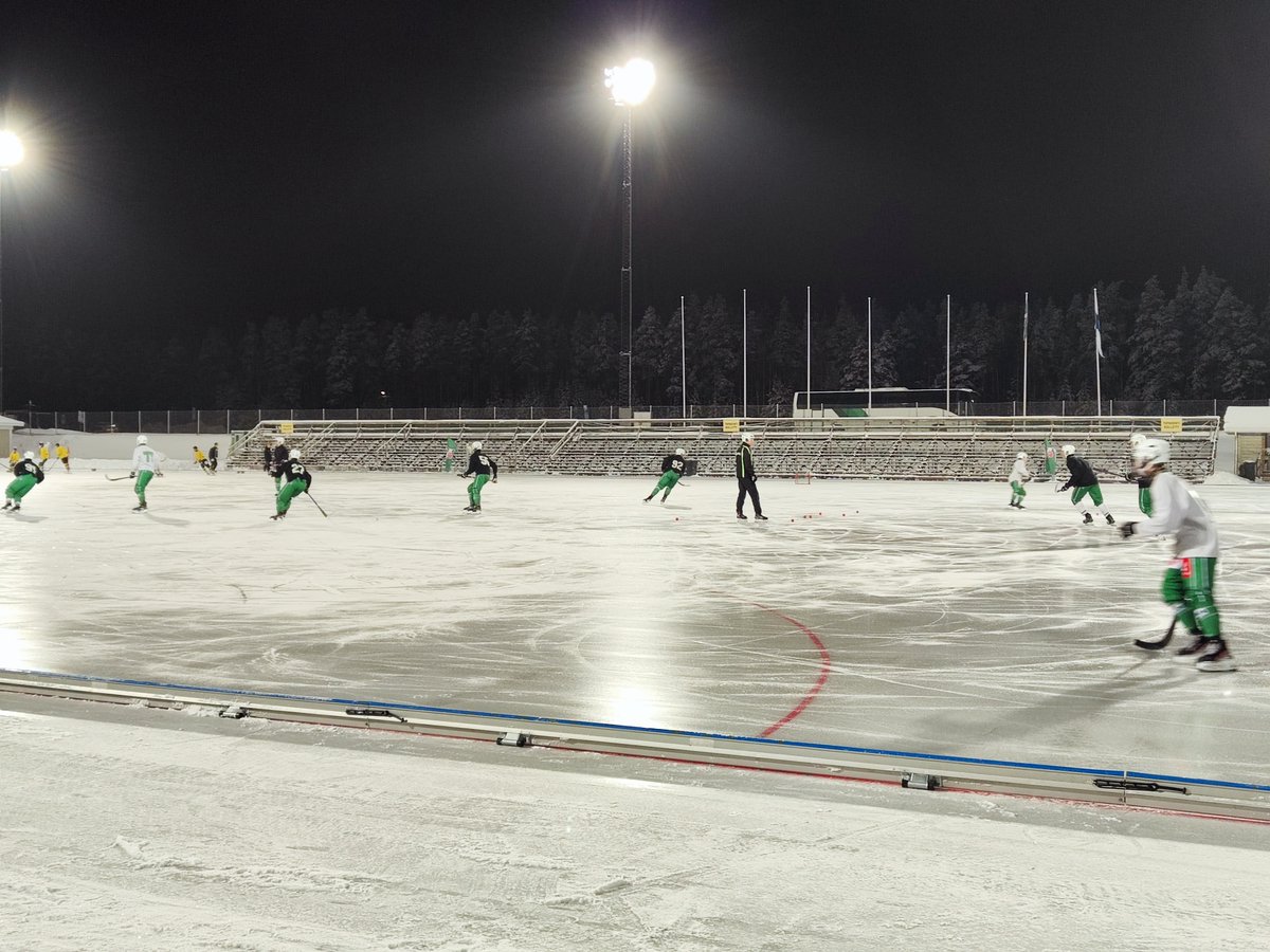 MikkoPehkonen's tweet photo. Tänään osoitteena Kisapuisto, mutta ei jäähalli, vaan tekojäällä #Veiterä - #WP35.
#Jääpallo #Bandyliiga https://t.co/j6u8hRTC3N