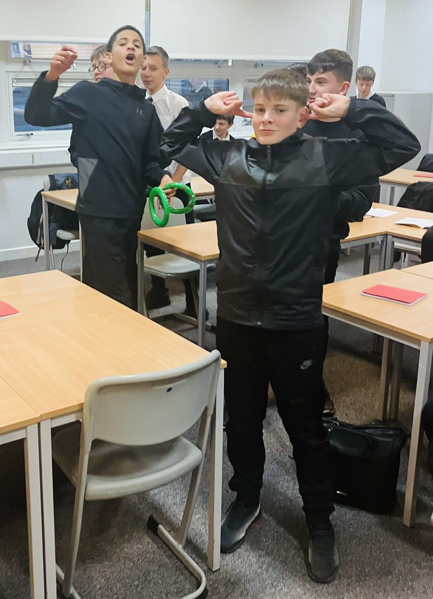 PortyMFL's tweet image. Getting into the festive spirit with the reindeer antlers &amp;amp; the past tense 🤣🎄🎅🏽 🦌🇪🇸🇫🇷 @PortyAcad @PortyMFL #learnandimprove #readyforlearning
 #proudofporty