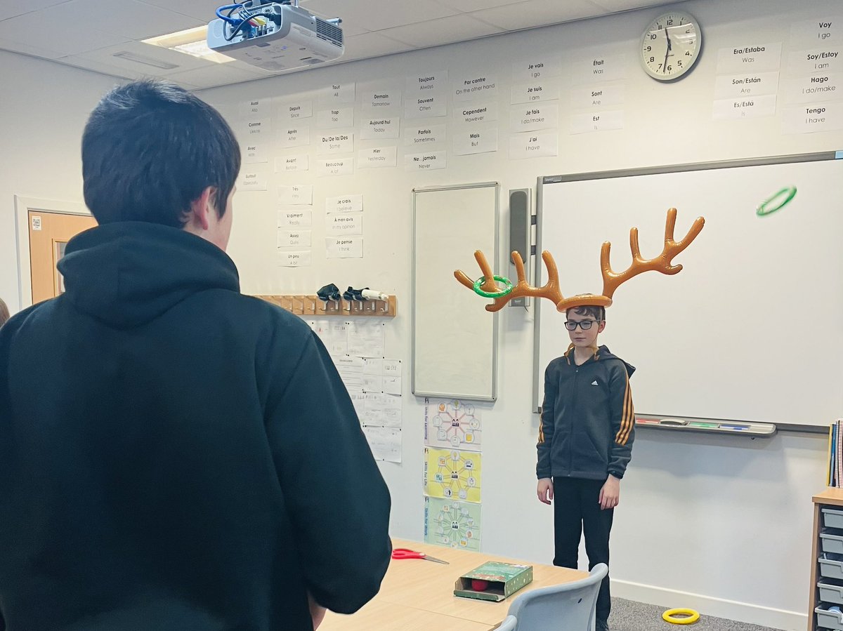 PortyMFL's tweet image. Getting into the festive spirit with the reindeer antlers &amp;amp; the past tense 🤣🎄🎅🏽 🦌🇪🇸🇫🇷 @PortyAcad @PortyMFL #learnandimprove #readyforlearning
 #proudofporty