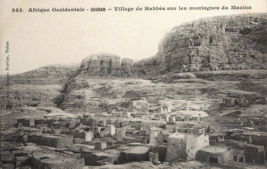 Dogon settlement at the foot of the Bandiagara cliffs

ca. 1905, Mali
NMVW 

#archivesxt