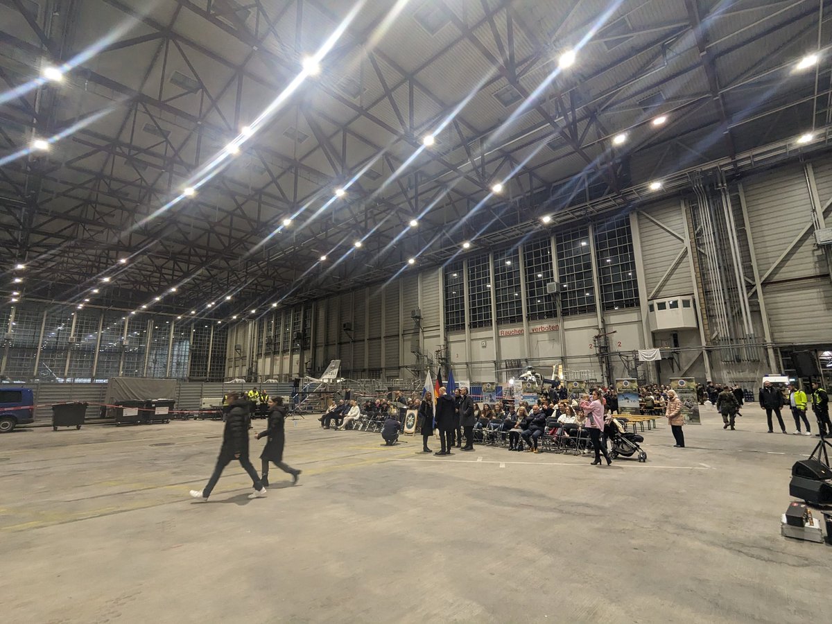 Warten auf die Rückkehrer: Hier am Flughafen München kommen gleich die letzten Soldat:innen an, die mit #Minusma in Mali stationiert waren. <a href="/BR24/">BR24</a>