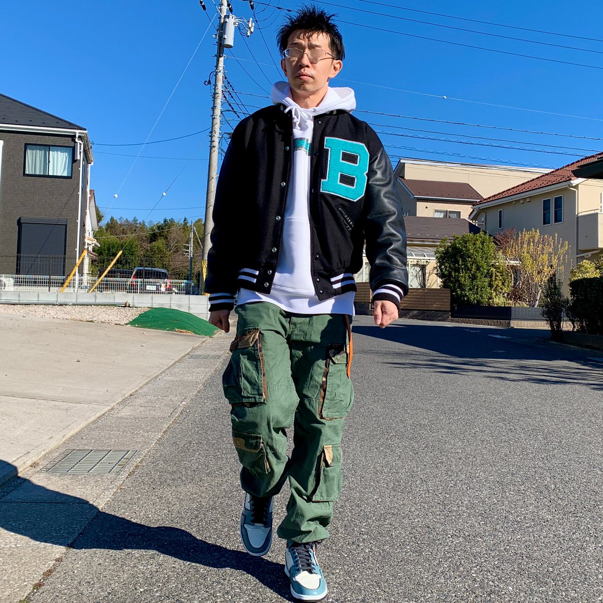 YossiyWear's tweet photo. #ハンドメイドスニーカー #オリジナルスニーカー
#supreme のカーゴパンツにもよく合います✨
先週のSNEX限定品の #REFLEXION パーカーに #delong のスタジャン✨
スタジャンのレターの色とハンドメイドブレスレットの柄がパーカーとベストマッチ😍 https://t.co/Vsstb7xhNe