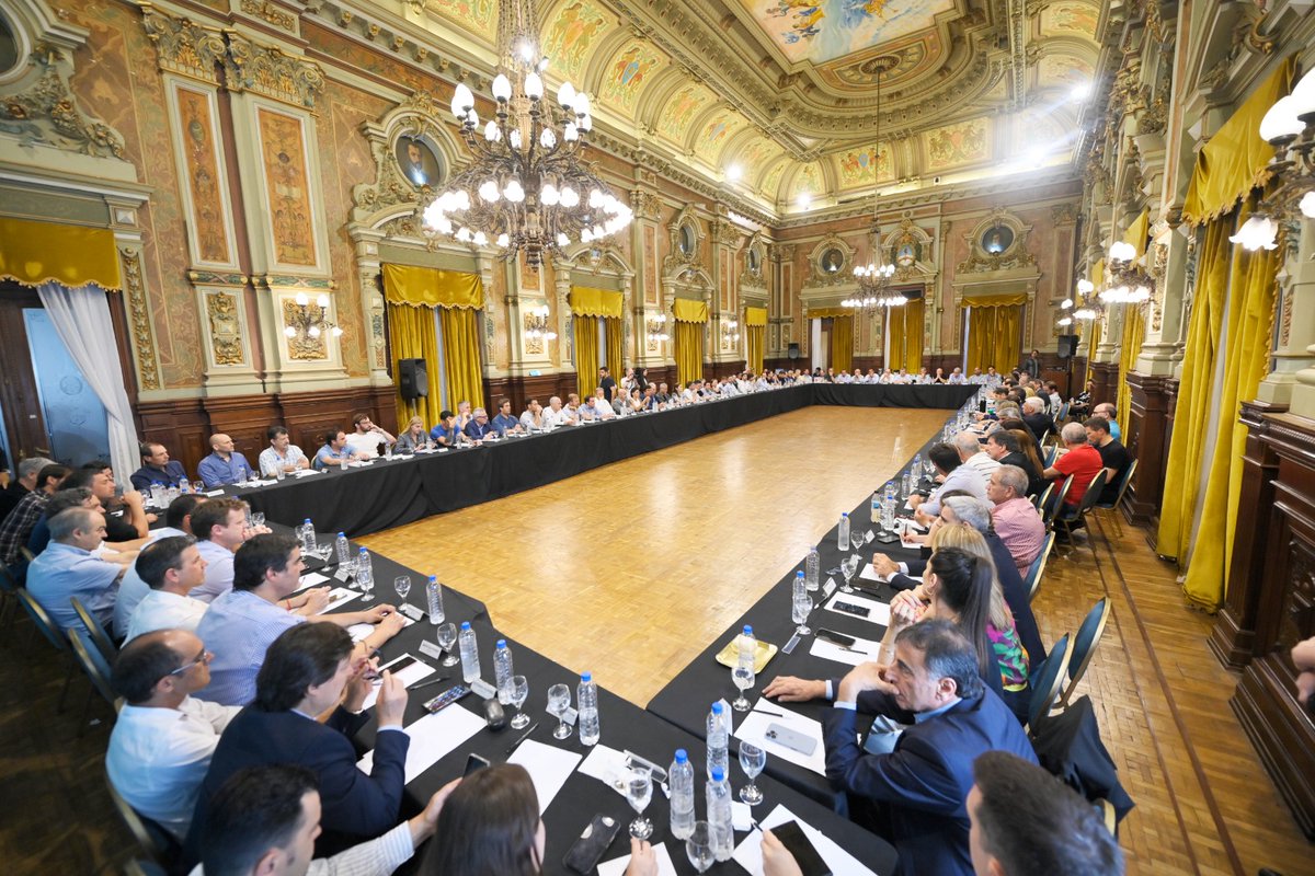 Nos reunimos con Máximo Kirchner, presidente del PJ Bonaerense, @SergioMassa, intendentes, legisladores, funcionarios, y referentes de @unionxlapatria para analizar la situación económica y social, el Decreto de Necesidad y Urgencia anunciado por el gobierno nacional y coordinar…