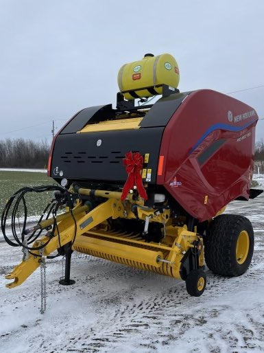 NuhnForage's tweet image. 🎅🏻 Santa Approved ✅ Check out this newly installed applicator on the New Holland Pro Belt at Delta in Winchester. We wish you &amp;amp; your family a very Merry Christmas! Cheers to a prosperous 2024! 🌾#TheJuice #MakeSeriousHay #JuiceKeepItCool #CanadianAg #MadeInCanada