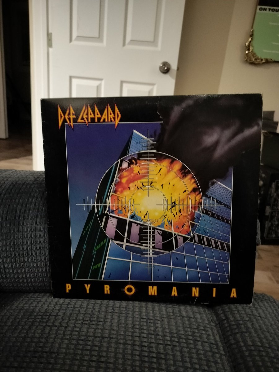 Def Leppard - Pyromania

The third album from 1983, and second produced by Mutt Lange.

#nowplaying #nowspinning #vinylcollection #vinylcollectionpost #vinylcommunity #vinylgram #vinylrecords #vinyloftheday #vinyl #records #lp #album #albumcover #albumoftheday #80s #nwobm #metal