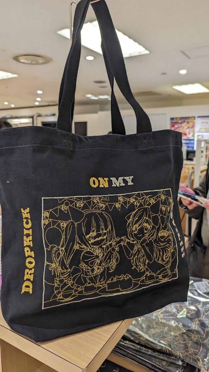 MAKERS_EMB's tweet image. #邪神ちゃんドロップキック　の
スーパーシークレットな
豪華刺繍のトートバッグと
ランチョンマットがサプライズ発売いたしました。
前情報一切出されていない
世紀末編原画展　会場先行商品となっています。
数量限定なのでお早めにどうぞ！
全て刺繍表現です！
#邪神ちゃん
#ゆりね
#錦糸町マルイ
#