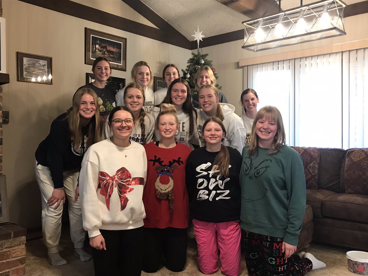 It’s been a busy stretch for this crew over the past week! This afternoon we got together for some chili and cinnamon rolls along with a present exchange and quality time together before the moratorium starts up. 

Merry Christmas from the Cougars! 
🎄 🏀 🎄