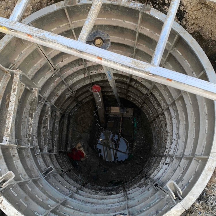 The City of Winnipeg utilizing our EasyDig shoring on a curbstop replacement.

#shoring #shoringsystem #hydrovac  #easydig #excavationsafety #excavating #curbstop #trenchsafety