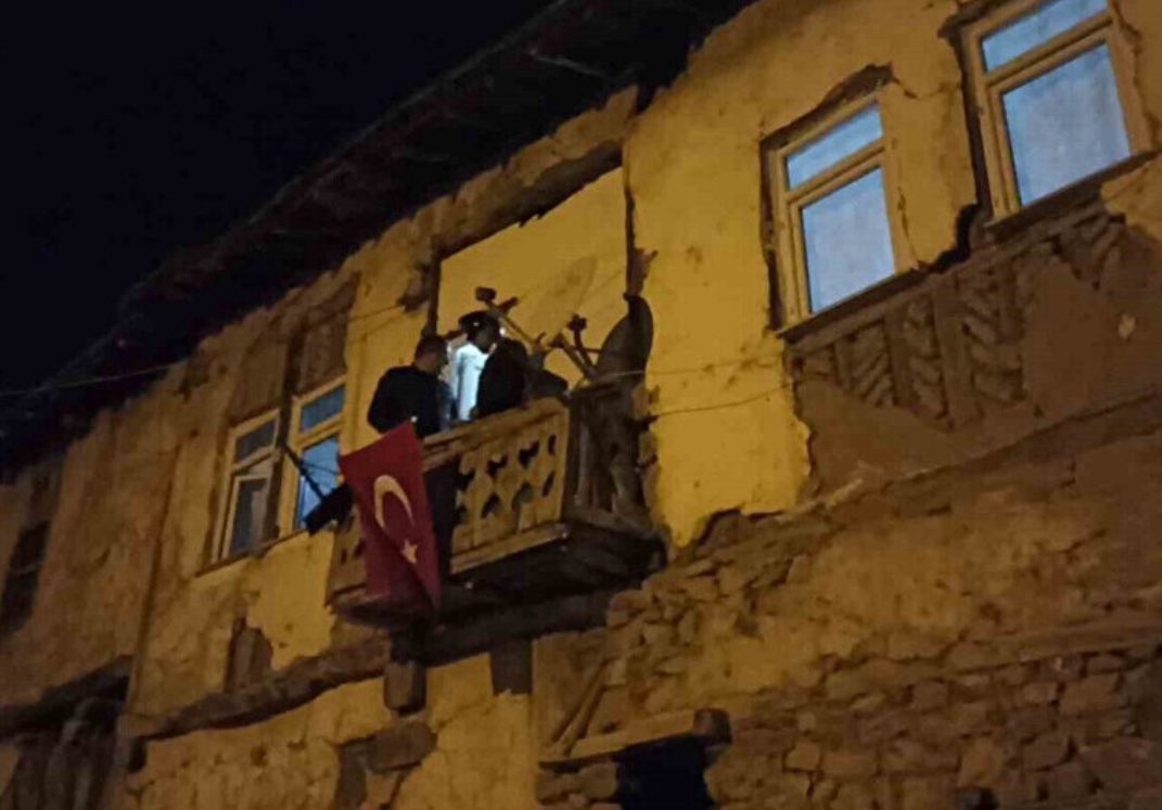 “Sıvasız evlerin kahraman çocukları şiir olmalı, türkü olmalı, ağıt olmalı, öykü olmalı, film olmalı, destan olmalı. 
Bu borç hepimizin...”

Bugün şehit olan Piyade Sözleşmeli Er Yasin Karaca'nın Tokat'ın Almus ilçesindeki baba ocağı.