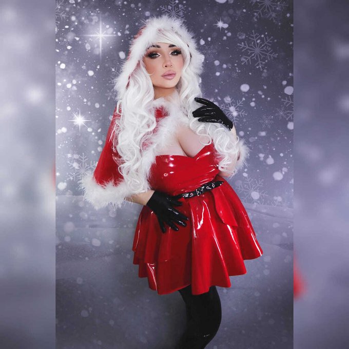 Raise your hand ✋️ if you've been good this year 💓 Wearing top to toe Catalyst Latex  I adore this set